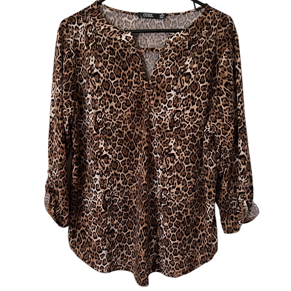 WOMENS LEOPARD PRINT TOP WITH BUTTON SLEEVES AND V NECK SIZE 1XL